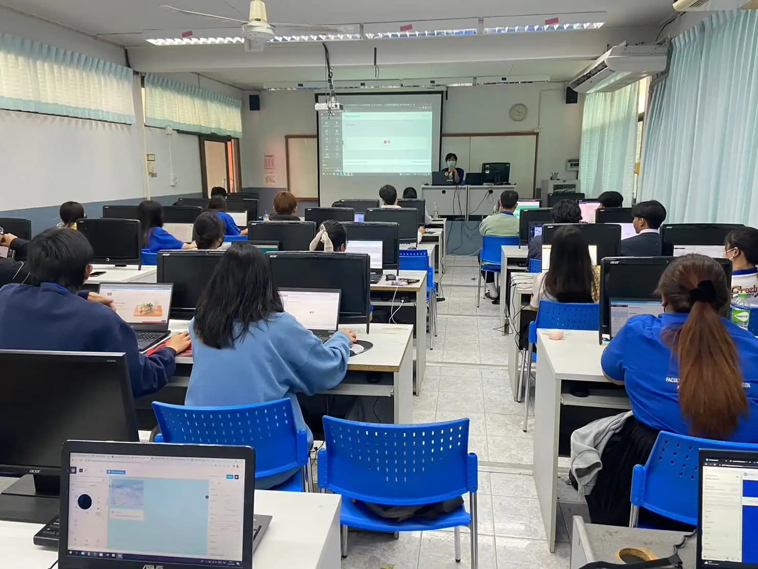 ห้องเรียนปฏิบัติการคอมพิวเตอร์และเขียนโค้ดจริง